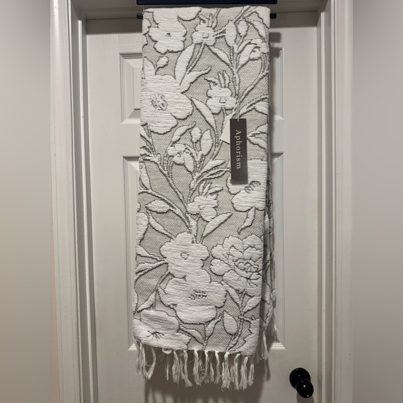 APHORISM Embossed Floral Patterned Throw With Tassels - Pale Green/White - Picture 2 of 5